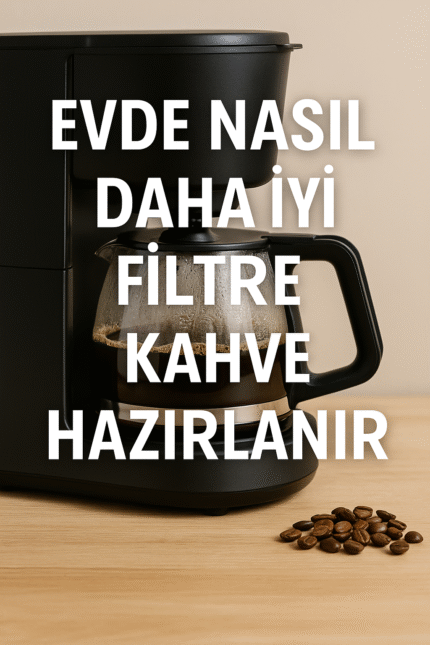 Ev tipi bir filtre kahve makinesinde taze kahve demlenirken çekilmiş detaylı bir fotoğraf. Ön planda cam karaf ve kahve çekirdekleri görülüyor.